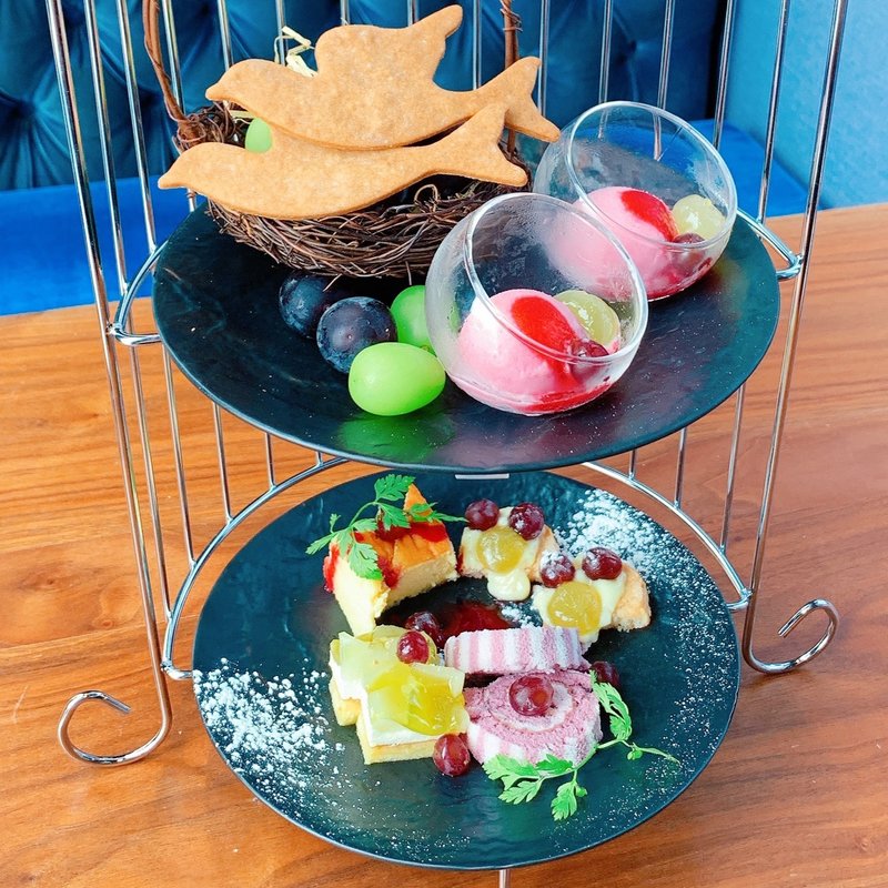 シャインマスカットなど国産ぶどう4種食べ比べとぶどうデザートのアフタヌーンティーセット(ブルーバード 大阪梅田ツインタワーズ・ノース店)