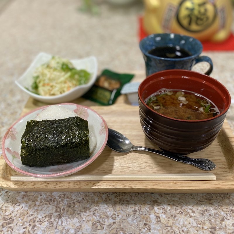 モーニング(おにぎり+赤だし+サラダ)(もも亭)