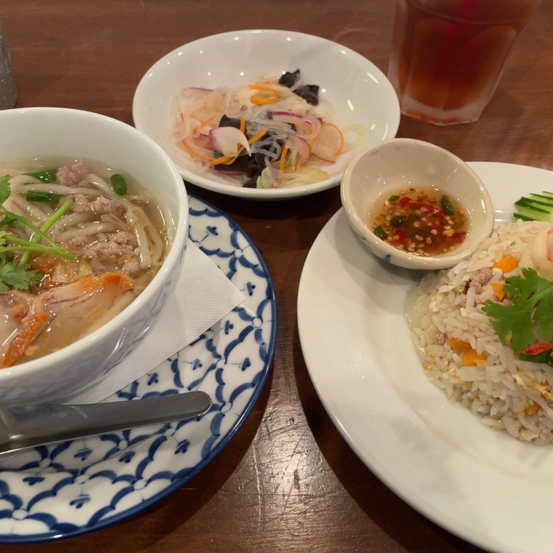 ハーフ&ハーフ(タイヌードル&海老と豚ミンチの炒めご飯)(にんにくやマナオ )