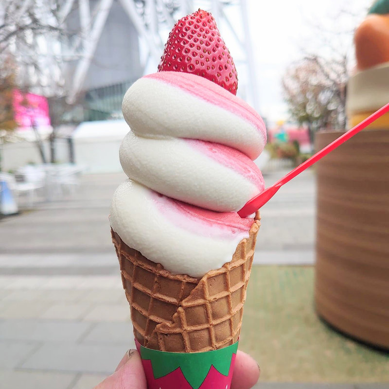 いちごミルキーソフト(ストロベリーマニア 東京ソラマチ)