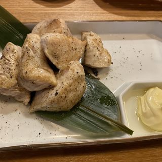 鶏胸肉のタタタキ、トリュフソース(居酒屋　ネマル)