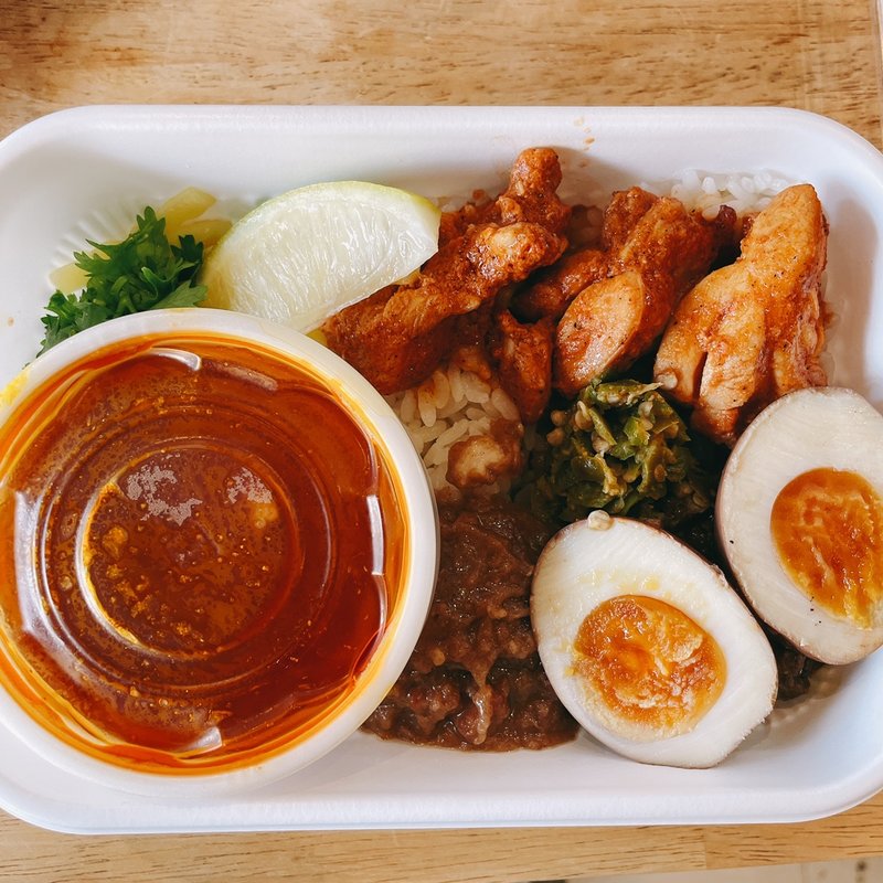 ポークとチキンのあいがけ(Tokyo Mix Curry 根津本店)