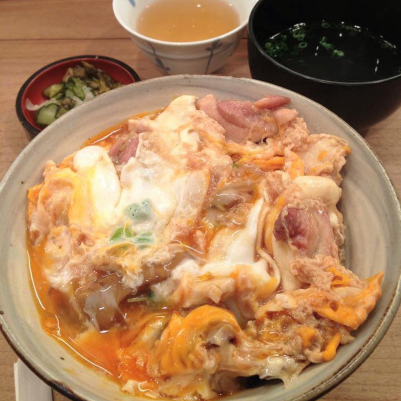 特上モツ入り親子丼(鳥つね自然洞 （とりつねしぜんどう）)