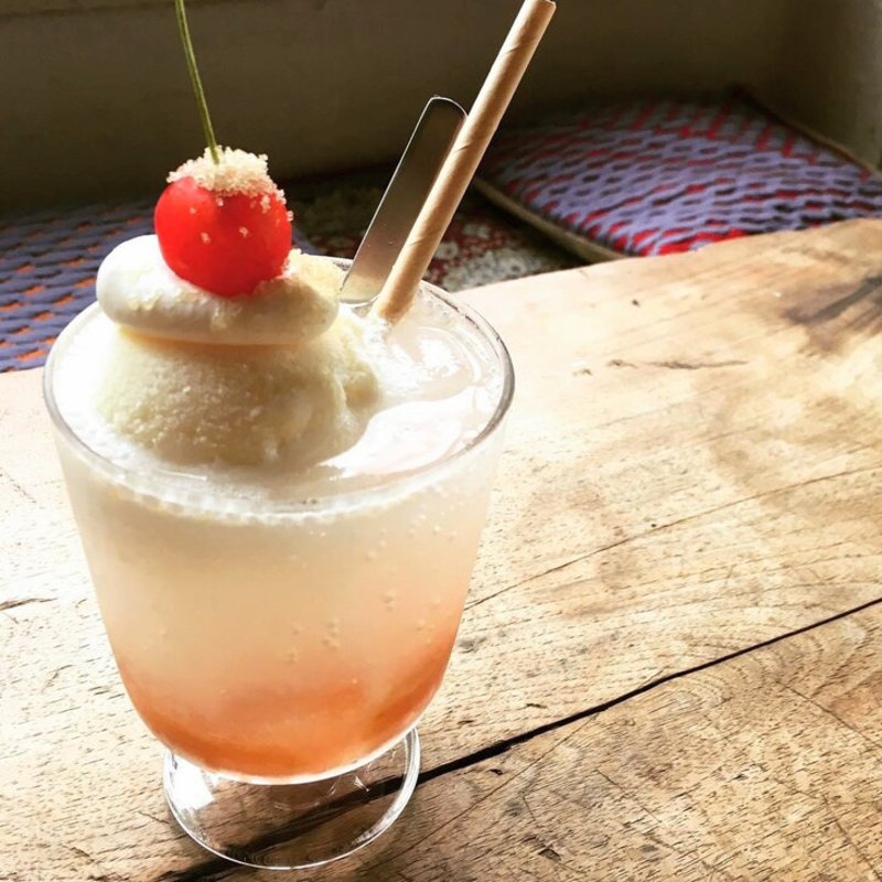 プラムのクリームソーダ(コマグラカフェ)