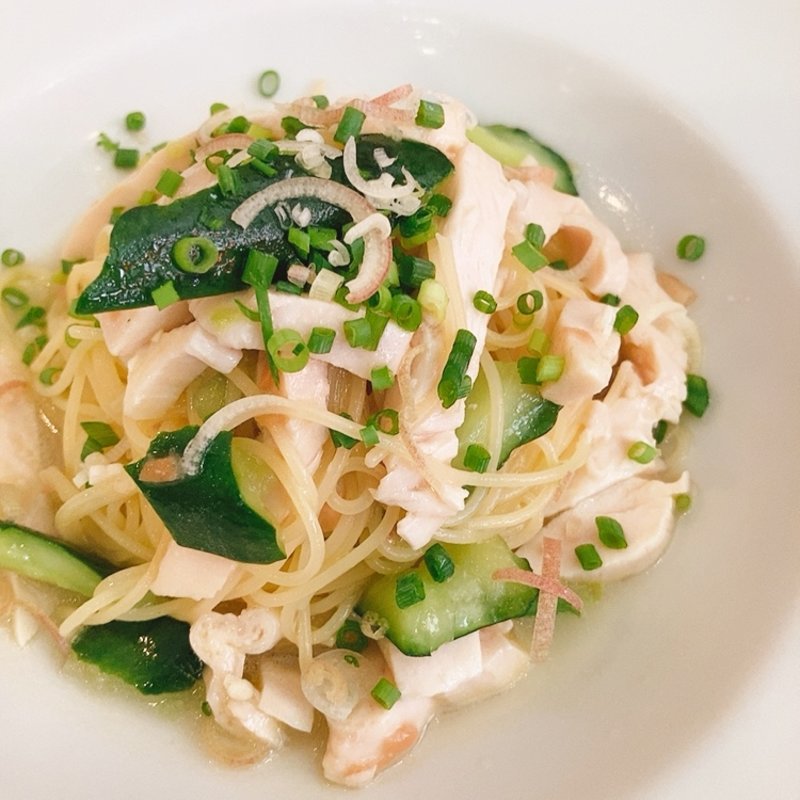 鶏胸肉とキュウリ梅味の冷製カッペリーニ(ミオバール （Mio Bar）)