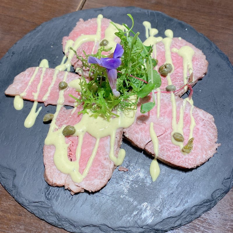 鹿児島A5黒牛もも肉の冷製ローストビーフ　〜グリーンマスタードマヨネーズ〜(俺のフレンチ 梅田 )