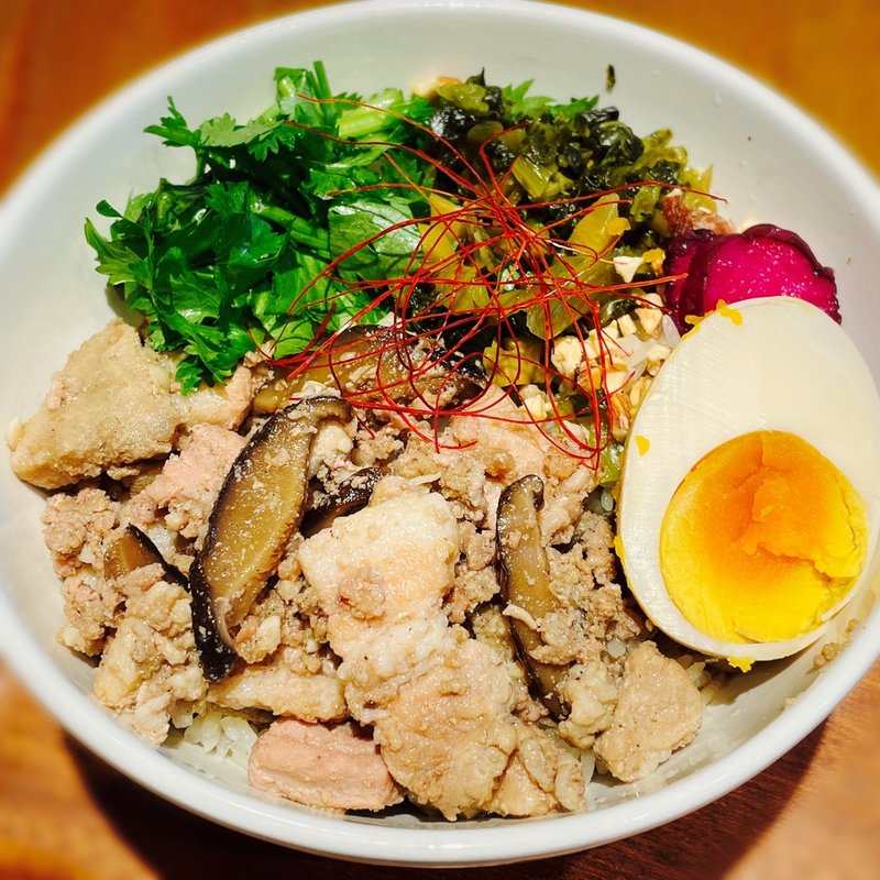 豚肉の甘辛煮と煮卵の茶飯(THE ALLEY 梅田エスト店)