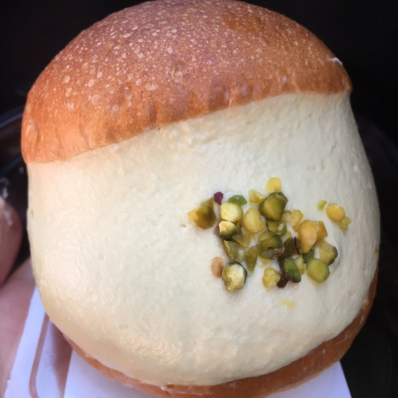 ピスタチオマリトッツォ(バックシュトゥーベ ツオップ （Backstube Zopf）)