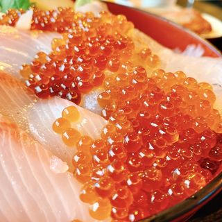 カンパチ・鯛・イクラ丼(土浦魚市場 )