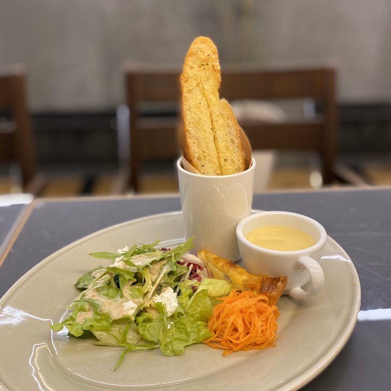 前菜サラダ、ミニスープ、バターフィセル(ブルギニオン)(BRUN TABLE Costarica (ブランテーブル こすたりか))