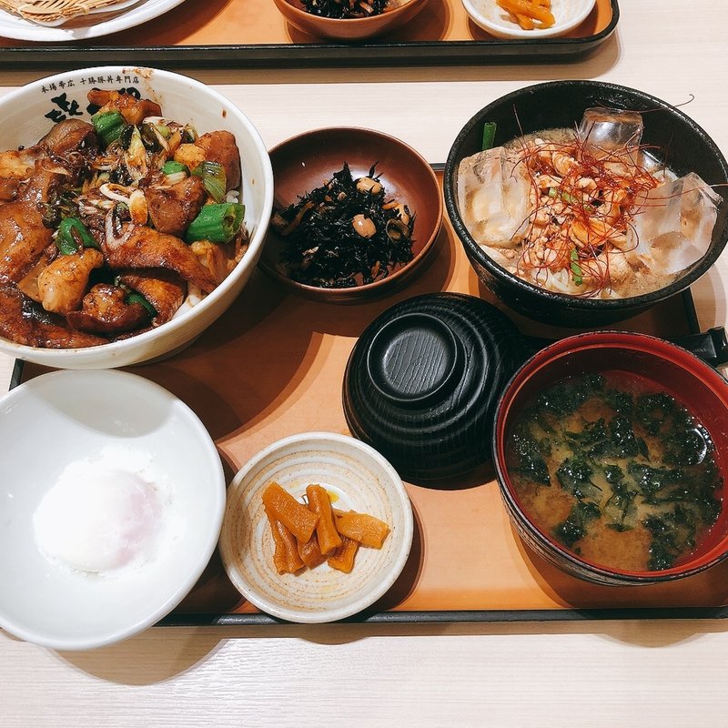 ホルモン丼とミニ冷ラーメン(㐂久好（きくよし）-十勝豚丼 釧路ザンギ THE OUTLETS HIROSHIMA店)