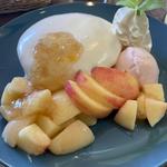 桃のパンケーキ(カフェシュシュ)