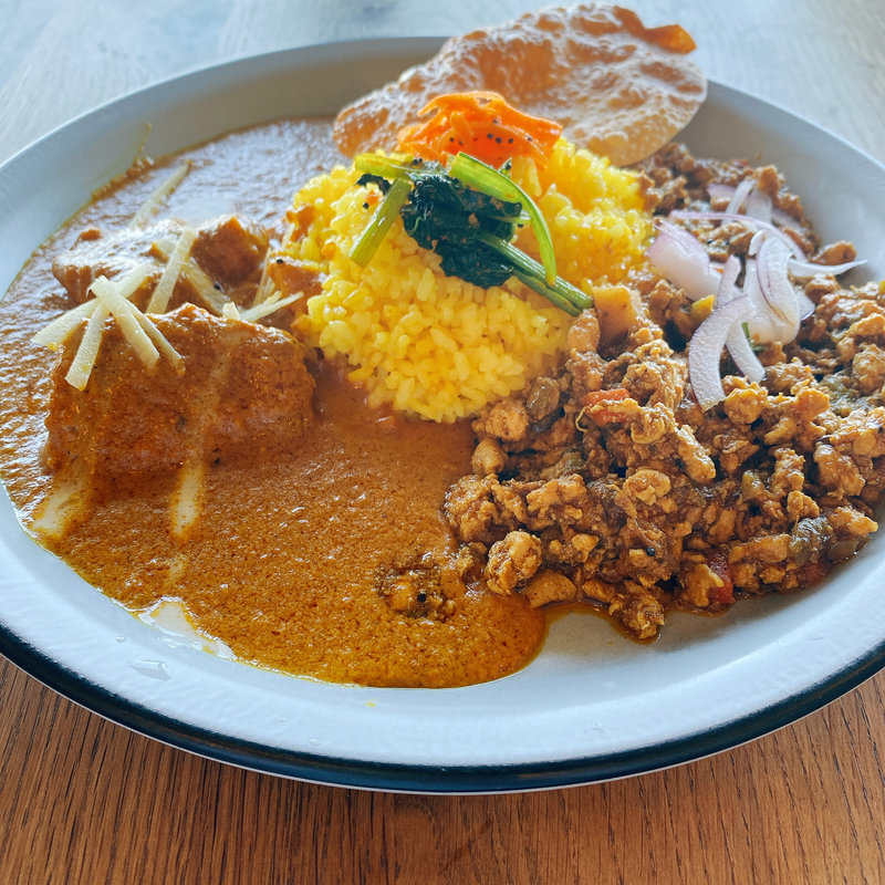 カレー&ライス　2種がけ（バターチキン×キーマカレー）(カレーラボラトリー 笑夢 かわまちてらす店)