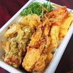 人気の天ぷら4種と定番おかずのうどん弁当
