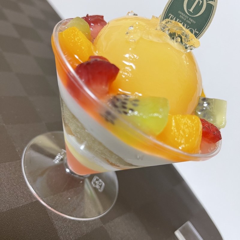 桃のパフェ(新宿高野 近鉄あべのハルカス店)