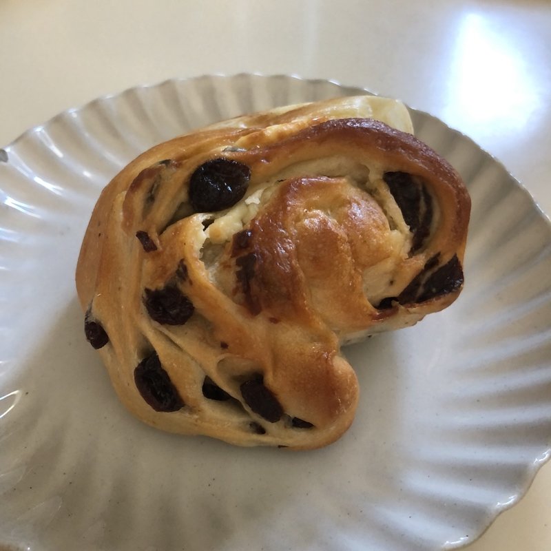 レーズンチーズクリームパン(ブーランジェリー　ラ・テール （ＢＯＵＬＡＮＧＥＲＩＥ　LA TERRE）)