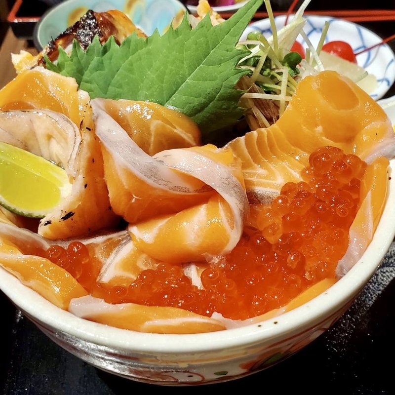 鮭サーモンいくら親子丼(魚屋 みらく劇場)
