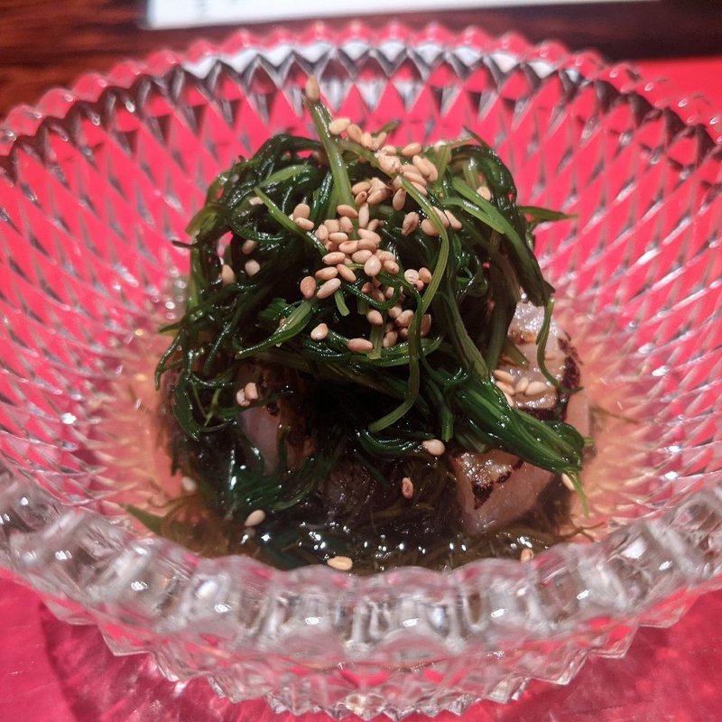 炙りホタテ、金時草、オカヒジキ、岩もずく生姜酢がけ(賛否両論)