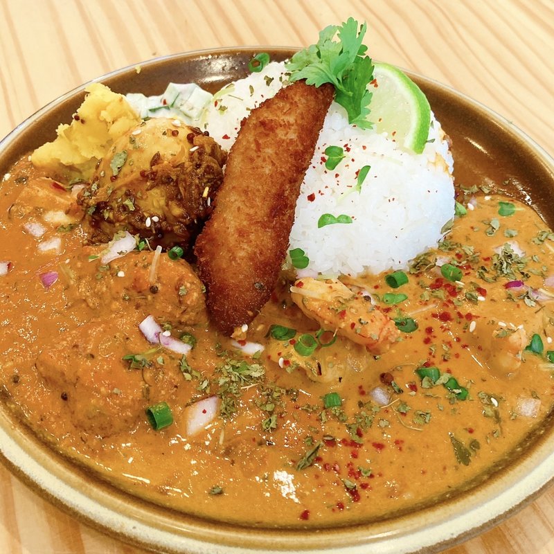 あいがけ（ライム香るサーモンとマッシュルームのカレー・ココナッツエビカレー）トッピング:スパイシー半熟ゆで玉子、揚げバナナ(Curry&Spice HANAKO)