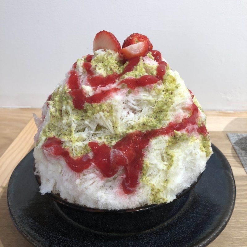 濃厚ピスタチオ×赤い実の誘惑(中町氷菓店)