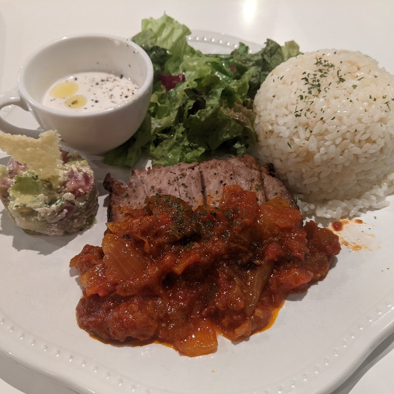 牛ステーキとラタトゥイユソース　三崎マグロとアボカド・クリームチーズのタルタル添え(ラ・メゾン アンソレイユターブル ゲートシティ大崎店)