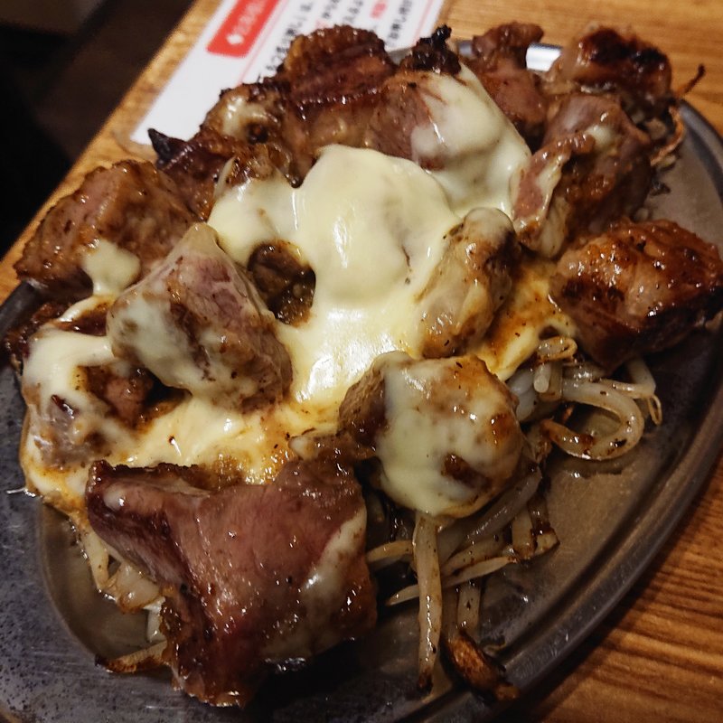 赤もつ焼き（チーズ乗せ）(ぶた横丁 京急蒲田店)