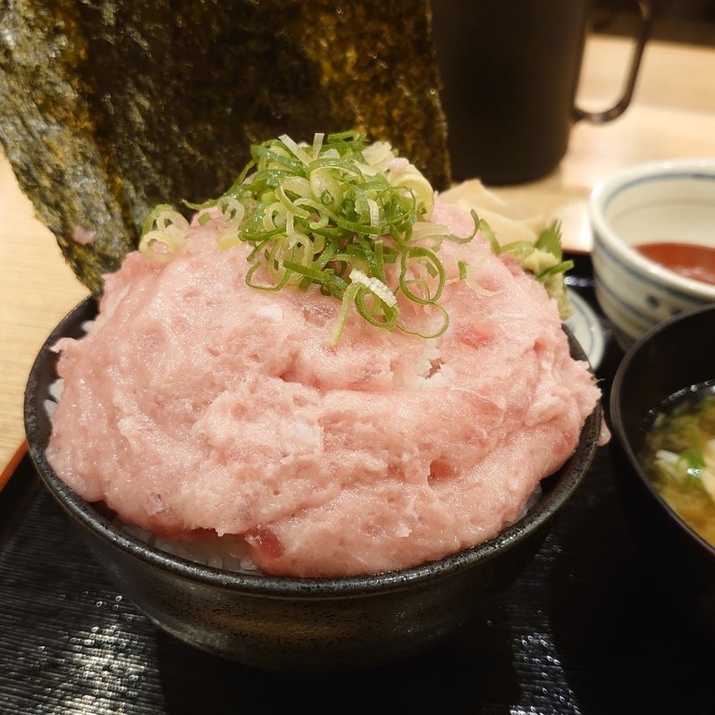 鮪たたきのドカ盛り店長＋ご飯大盛(目利きの銀次 土浦西口駅前店 （メキキノギンジ）)