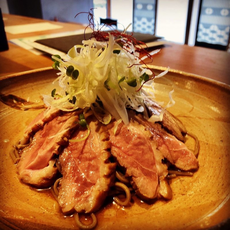 鴨ローストと焼きネギの自家製鴨油まぜ蕎麦(伊勢海老蕎麦 清正)