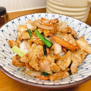 鶏モモ塩ダレ焼肉丼(ラーメン専科 竹末食堂)