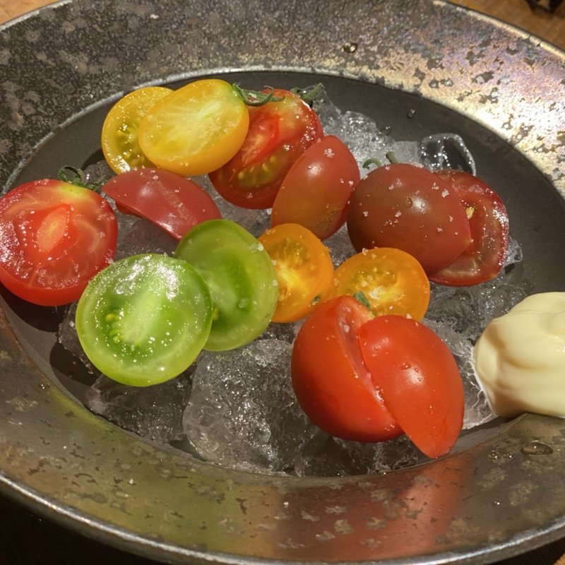 冷やしトマト(立ち飲み小料理 衣)