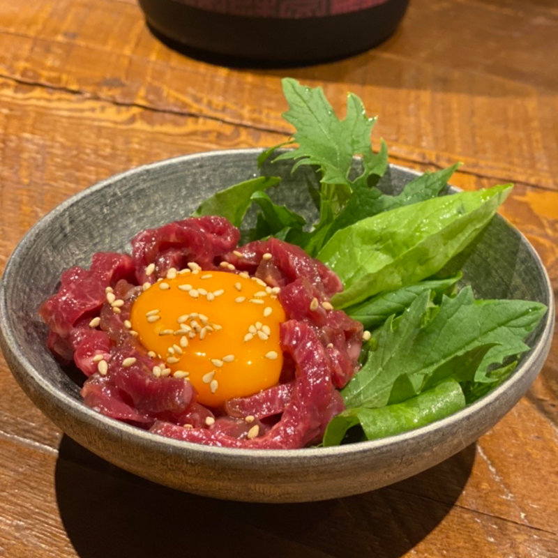 牛のユッケ(立ち飲み小料理 衣)