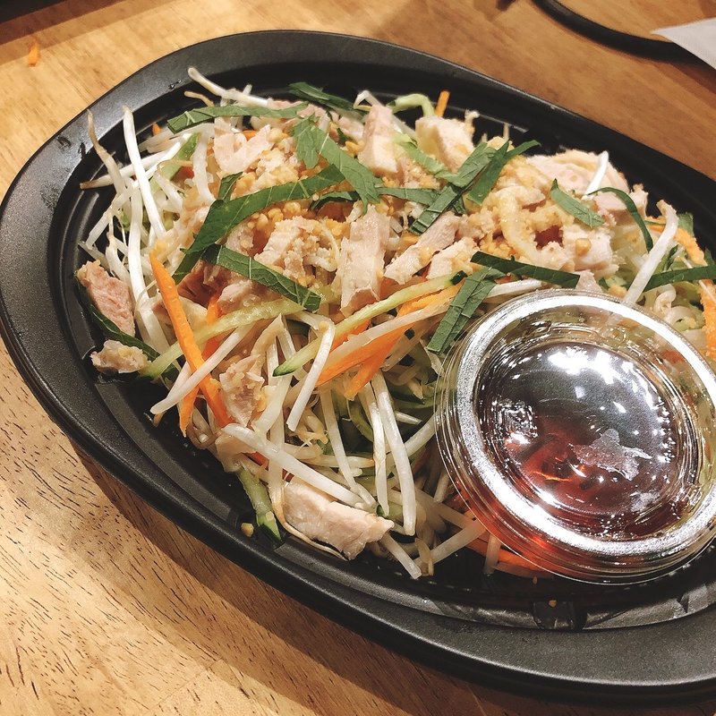 生もやしと蒸し鶏のサラダ(バインセオ サイゴン 有楽町店 )