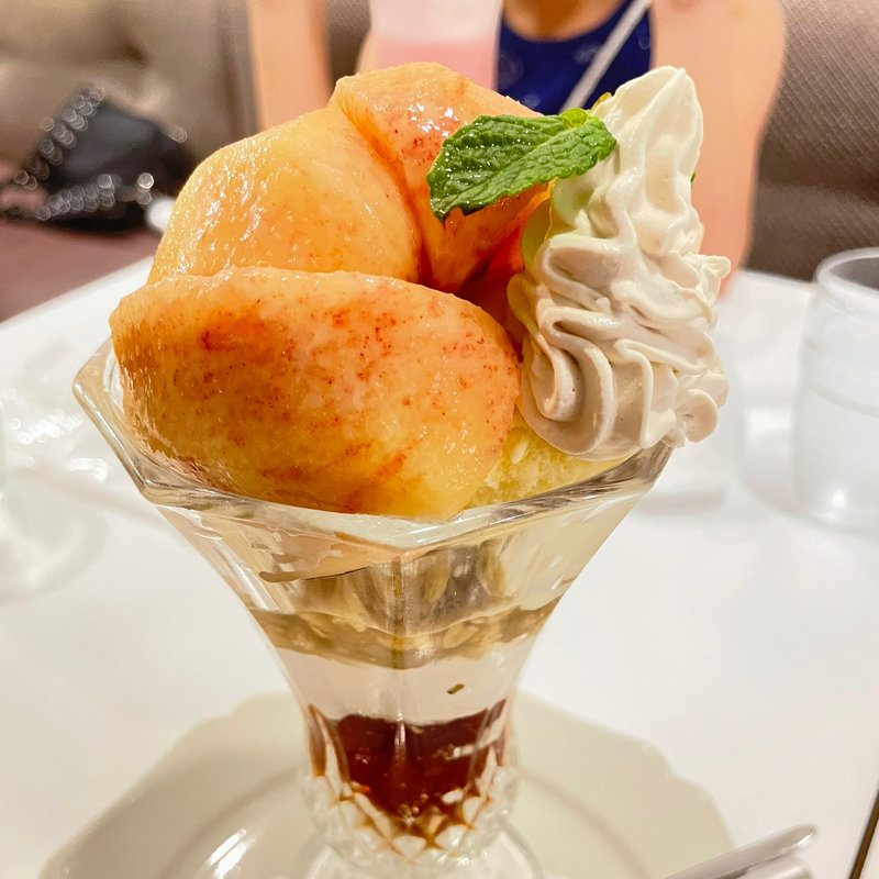 まるごと白桃のパフェ(フタバフルーツパーラー アトレ川崎店)