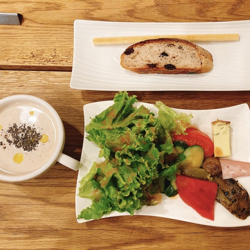 前菜サラダ、冷製サツマイモとセロリのポタージュ、ベリーとチョコのフォカッチャ、グリッシーニ(シレーナ （Sirena）)