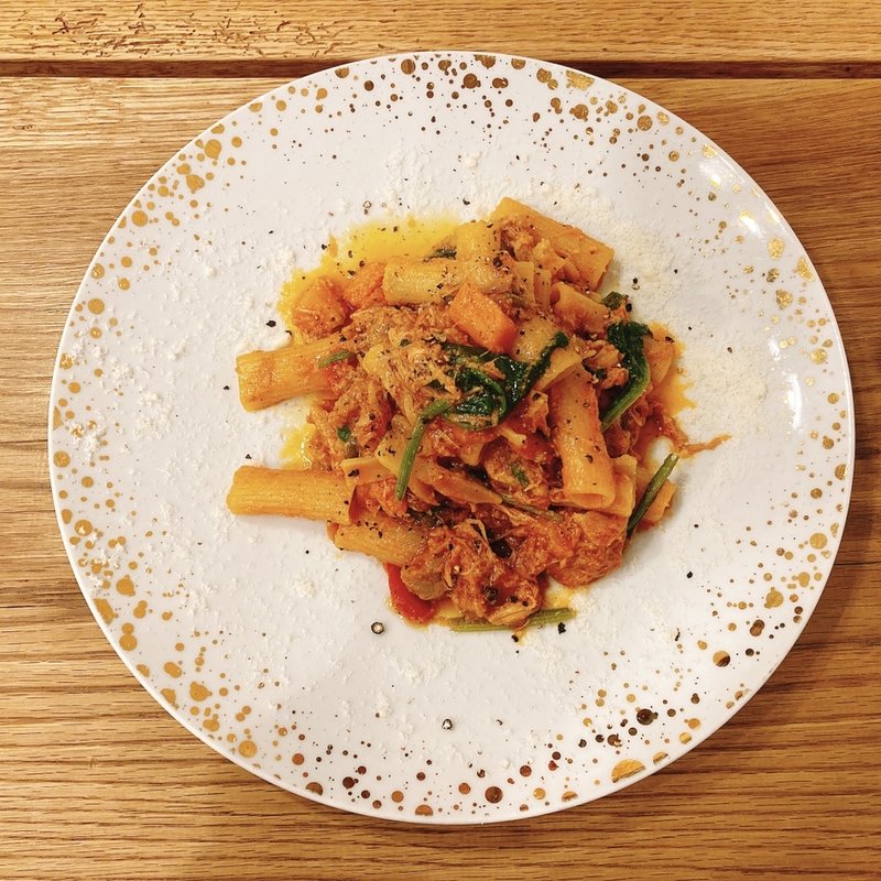 鷄モモ肉の白ワイン煮込みトマトソース、ショートパスタ(シレーナ （Sirena）)