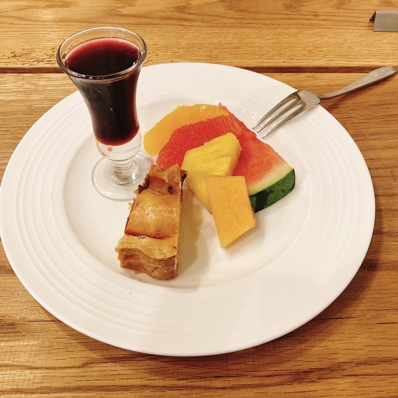 スイートワイン（ノンアルコール）、5種のフルーツ、カスタードクリームのケーキ(シレーナ （Sirena）)