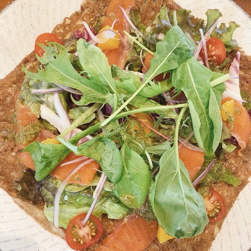 サーモンと野菜のガレット(Cafe　fudoki （フドキ）)