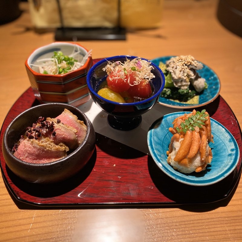 酒のあて5種盛り(牡蠣の菜花のごま和え、カラフルトマトの土佐酢煮、ガツポン、里芋の柿ピー揚げ、合鴨と葱の焼き漬け)(三軒茶屋)