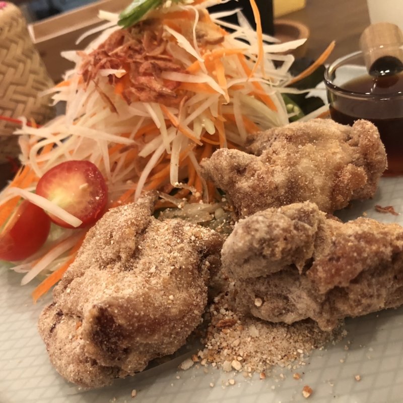 青パパイヤサラダとラーブ鶏唐揚げ、もち米セット(Suphab)