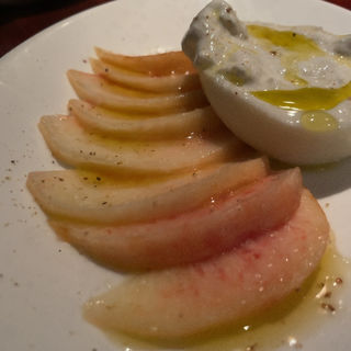 桃とブラッティーナチーズのカプレーゼ(ビストロ カルネジーオ （BISTRO CarneSio）)
