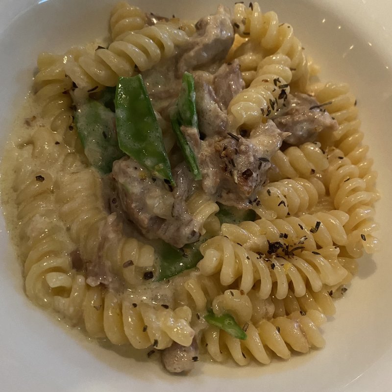 牛ほほ肉とレモンクリームソースのフジッリ(シクスバイオリエンタルホテル)