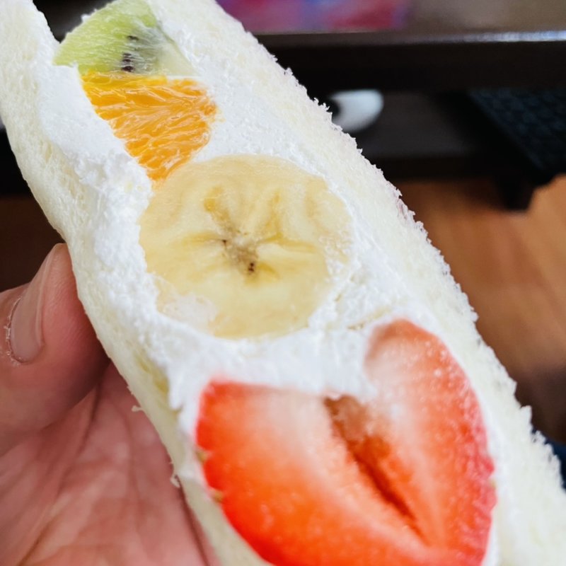 4種のフルーツサンドイッチ(ビー！フルーツサンドイッチ)