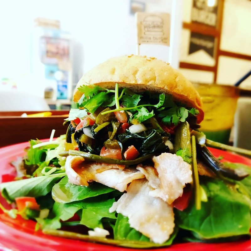 ハンバーガー(全粒粉バンズ＋ポークリブ＋空芯菜のエスニック炒め＋パクチー＋ベビーリーフ＋パイナップル＋メキシカンサルサ)(milia burger)
