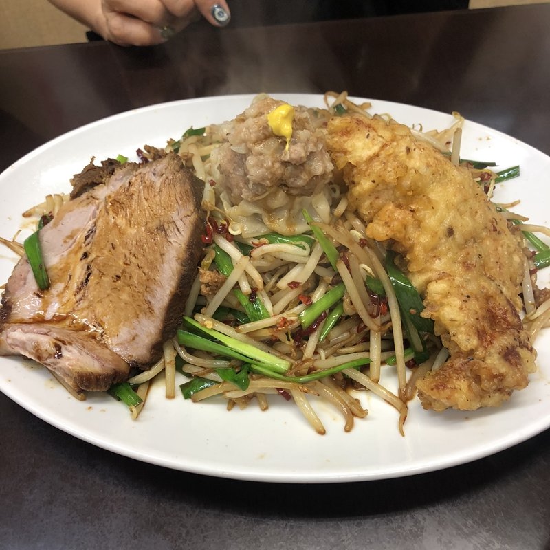 皿台湾 全部のせ(人生餃子 )