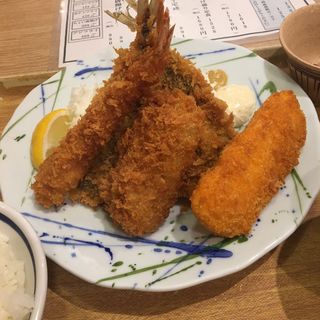 魚河岸フライ定食(築地食堂源ちゃん マークイズみなとみらい店)