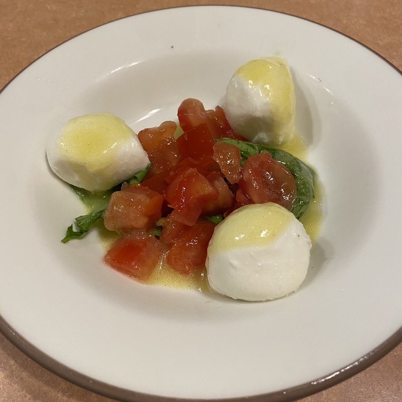 フレッシュチーズとトマトのサラダ(サイゼリヤ 伊丹市役所前店)