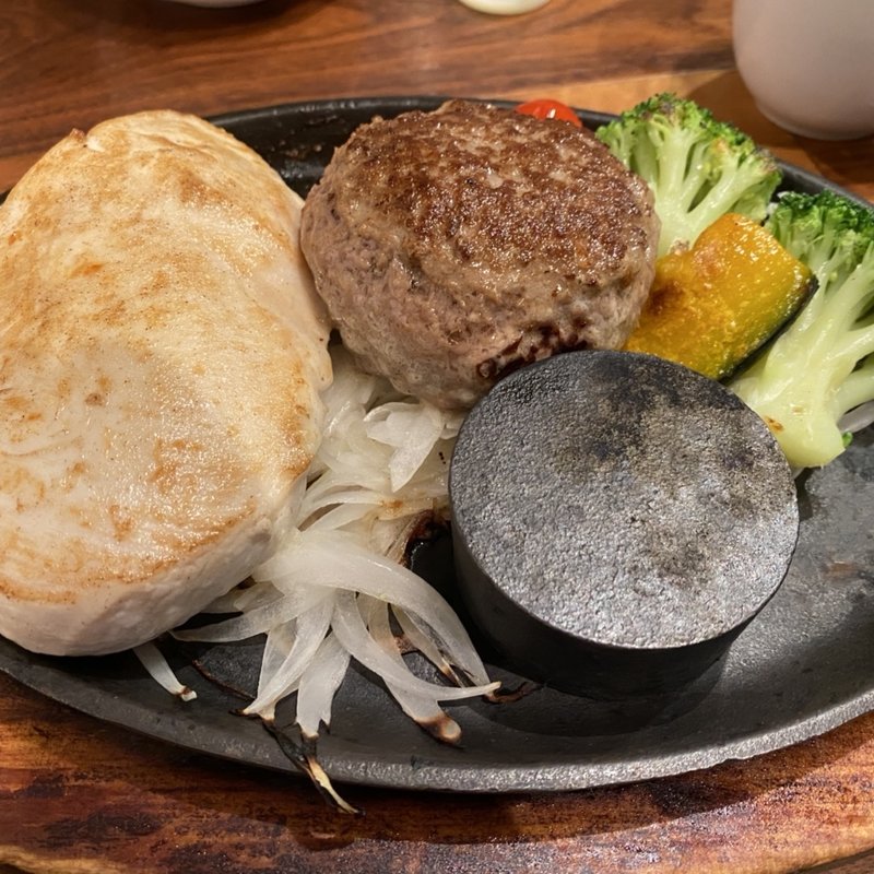 鶏むね肉とハンバーグ(筋肉食堂 )