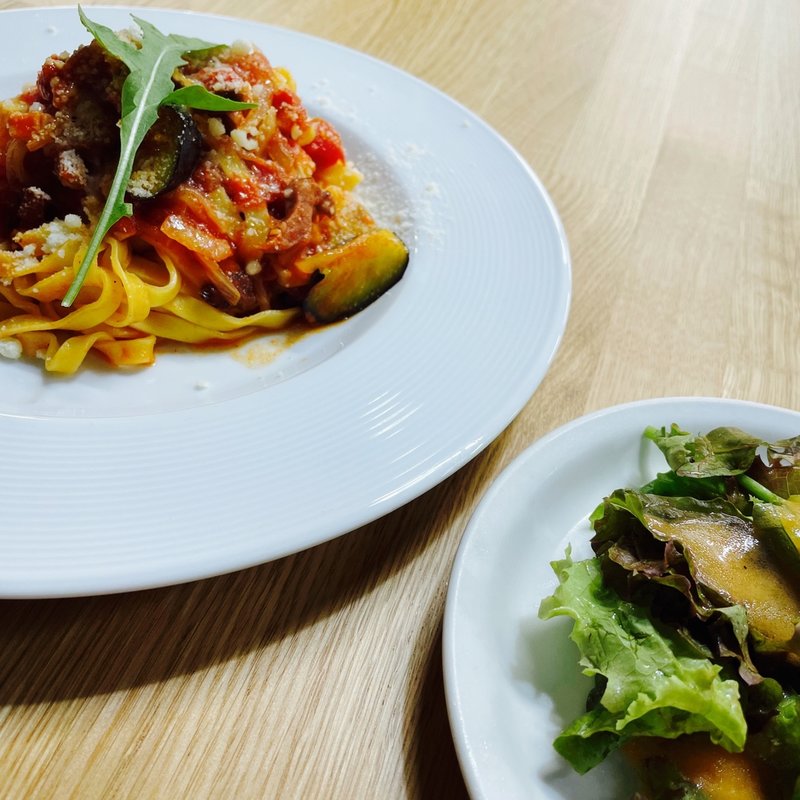 ベーコンと茄子の生タリアテッレトマトソース(HAROLD CAFE)