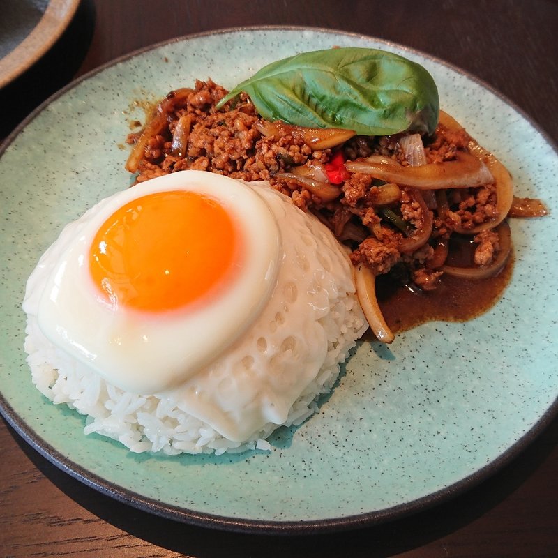 パイガパオ 鶏肉のガパオ炒めご飯 フライドエッグ添え(BETELNUT THAI VIETNAMESE DIMSUM)