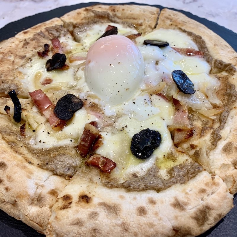 トリュフとベーコンのビスマルク風ピザ(VALON TOKYO 錦糸町店)